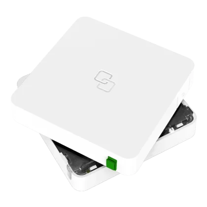 Weiße, quadratische Ladegerät-Station mit grünem Knopf, die zwei Geräte gleichzeitig aufladen kann. Ideal für den Einsatz zu Hause oder im Büro.